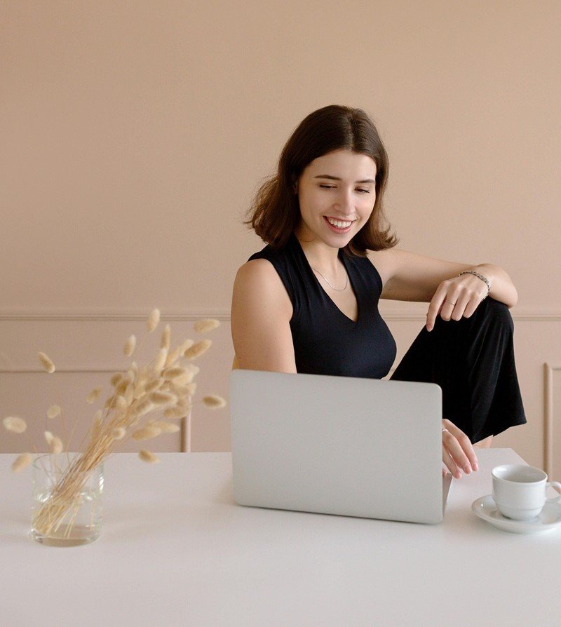 mujer emprendedora dueña de agencia de diseño web trabajando en su laptop